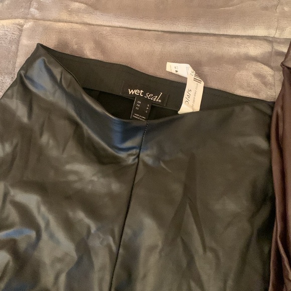 2 Fake leather flare pants - Picture 2 of 3